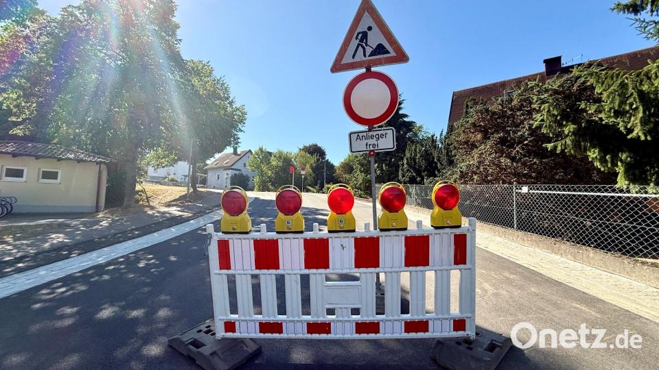 Bagger und Asphaltmaschinen sind aus der Georgstraße in Neustadt/WN früher als erwartet abgezogen. Noch ist die Durchfahrt beschränkt, aber noch vor Ferienende sollen auch die Markierungsarbeiten auf dieser wichtigen Zufahrt zum Schulhügel abgeschlossen sein. Bild: Gabi Schönberger
