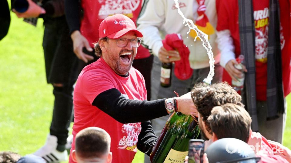 Trainer, Party-Tier und Identifikationsfigur: Energie-Coach Claus-Dieter Wollitz. Bild: Jens Niering/dpa