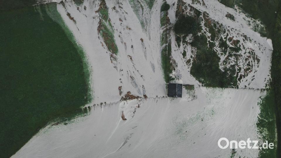 Nach starken Regenfällen ist der Tobersbach in Österreich über die Ufer getreten und hat Überschwemmungen verursacht. Bild: Expa/ Jfk/APA/dpa