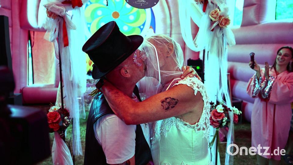 Jan und John küssen sich, nachdem sie sich im Rahmen einer Massenhochzeit in einer aufblasbaren Kapelle in Amsterdam das Eheversprechen gegeben haben - im Rahmen einer Pride-Veranstaltung zur Feier des 25-jährigen Jubiläums, seit die Niederlande als erstes Land der Welt die gleichgeschlechtliche Ehe legalisiert haben. Bild: Mouneb Taim/AP/dpa