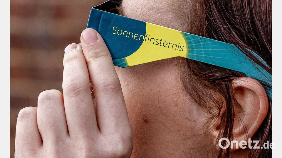 Spezielle Sonnenbrillen für die Beobachtung einer Sonnenfinsternis sind für wenige Euro zu haben. Bild: Axel Heimken/dpa/dpa-tmn