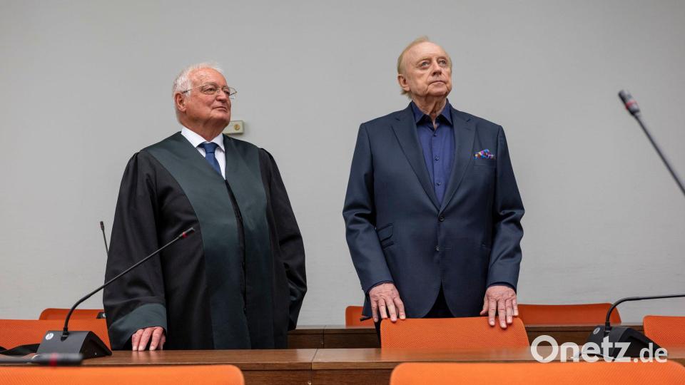 Hans-Joachim Eckert (l) arbeitet auch heute noch vor Gericht. (Archivbild) Bild: Peter Kneffel/dpa