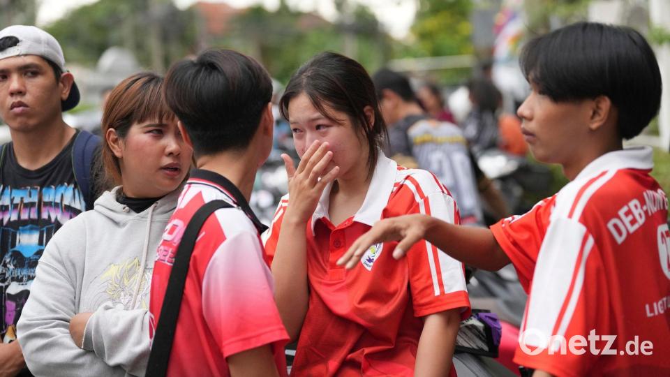 Schülerinnen und Schüler trauerten nach der Attacke. Bild: Sakchai Lalit/AP/dpa