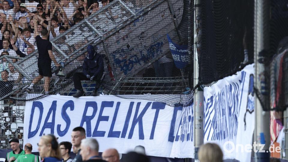 Weil ein Banner der Hertha-Anhänger ein Fluchttor im Bochumer Ruhrstadion verdeckte, musste das Auftaktspiel der 2. Fußball-Bundesliga für einige Minuten unterbrochen werden. Bild: David Ebener/dpa