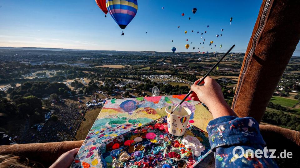 Künstlerin malt live aus dem Heißluftballon bei Bristol Balloon Fiesta Bild: Ben Birchall/PA Wire/dpa