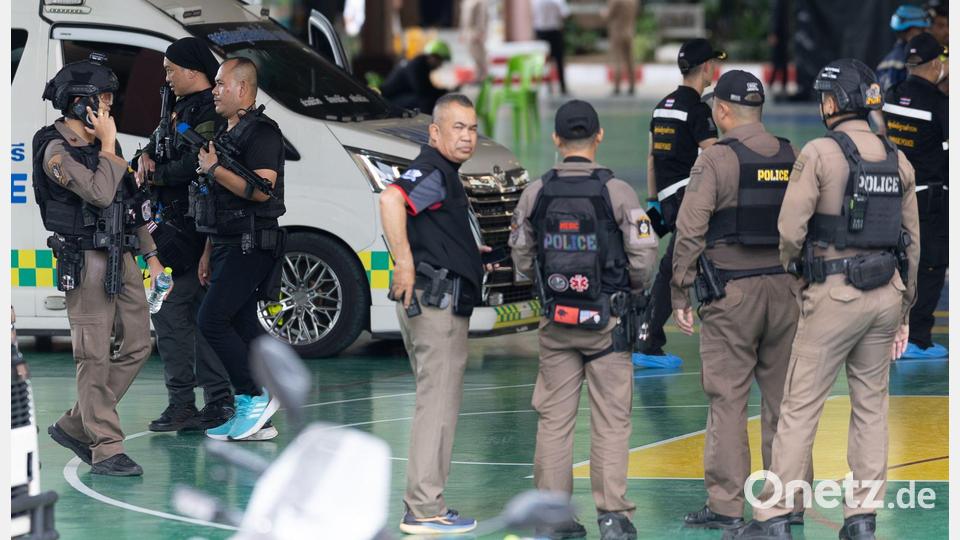 Polizisten sichern das Gelände, nachdem ein Junge an einer Schule mehrere Lehrer erschossen hat. Bild: Wason Wanichakorn/AP/dpa