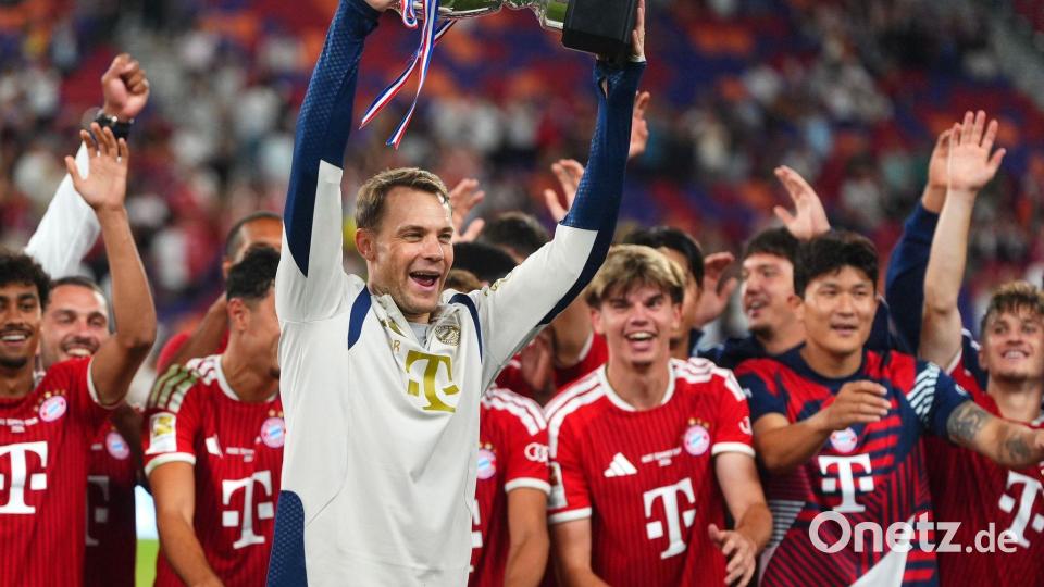 Kapitän Neuer reckt den Pokal in die Höhe. Bild: Chan Long Hei/AP/dpa