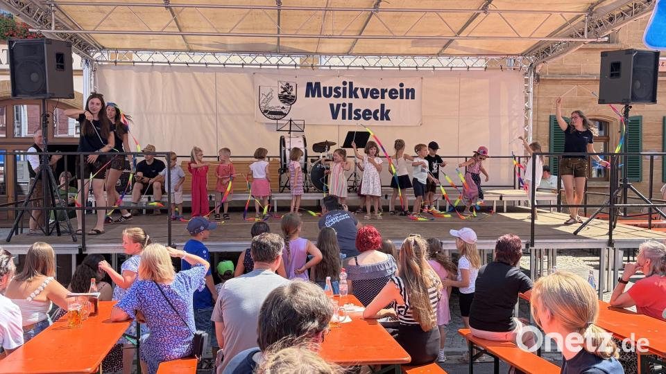 Die Jüngsten im Musikverein, die „Burgzwerge“ aus der musikalischen Früherziehung, zeigten beim Brunnenfest in Vilseck ihre Tänze. Bild: Stefanie Gradl