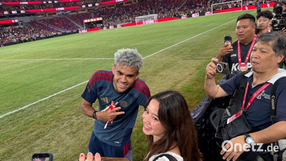 Die Bayern-Stars, wie hier Luis Díaz, ließen sich auf der Reise feiern. Bild: Christian Kunz/dpa
