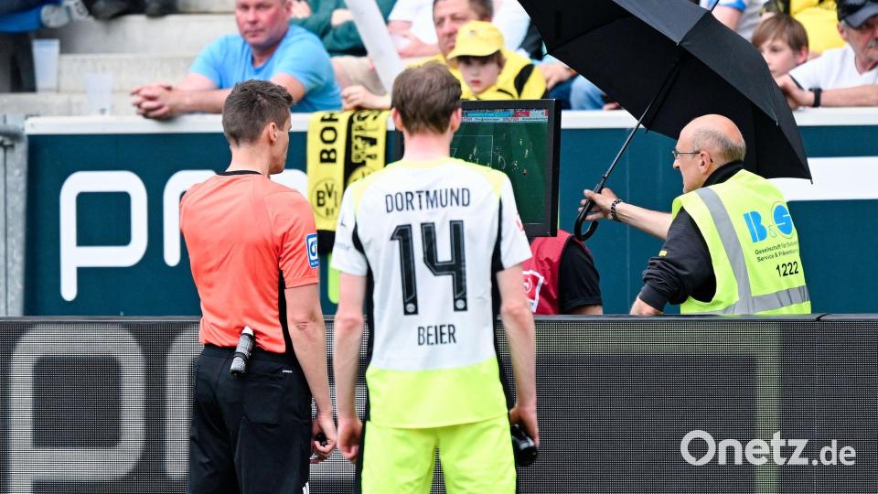 Entscheidungen nach Videobeweis sollen in der neuen Saison möglichst schnell getroffen werden. (Archivbild) Bild: Uwe Anspach/dpa