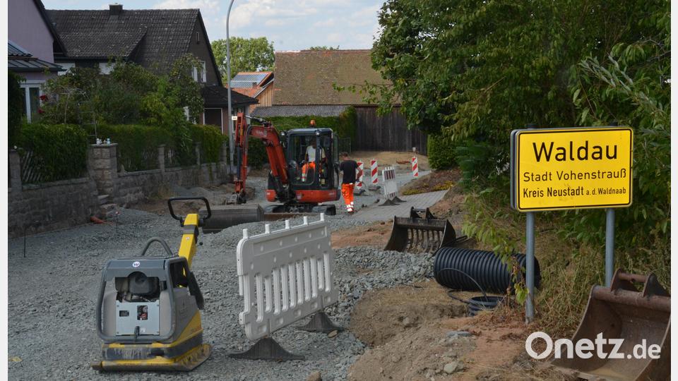 Die Rembühlstraße in Waldau wird derzeit grundlegend saniert. Die Arbeiten sollen nach aktuellem Plan im Herbst abgeschlossen sein. Bild: Elisabeth Dobmayer