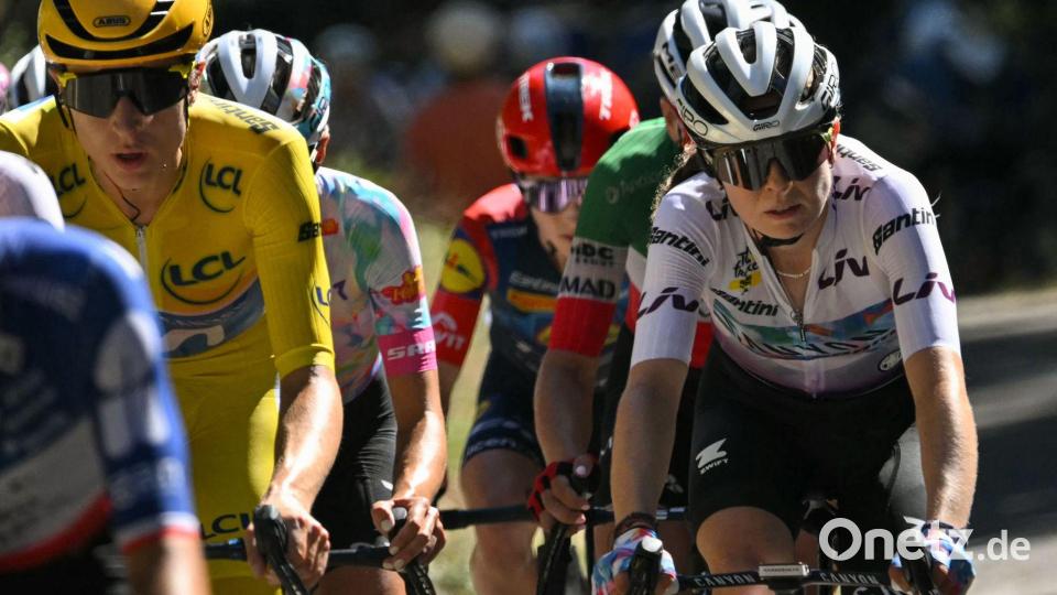 Antonia Niedermaier (r) verteidigte das Weiße Trikot der besten Nachwuchsfahrerin. Bild: Nicolas Tucat/AFP/dpa