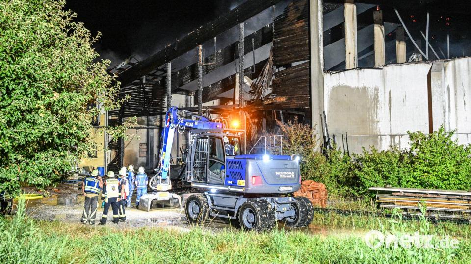 Mit einem Bagger versuchen die Einsatzkräfte an die letzten Glutnester zu gelangen. Bild: Jason Tschepljakow/dpa