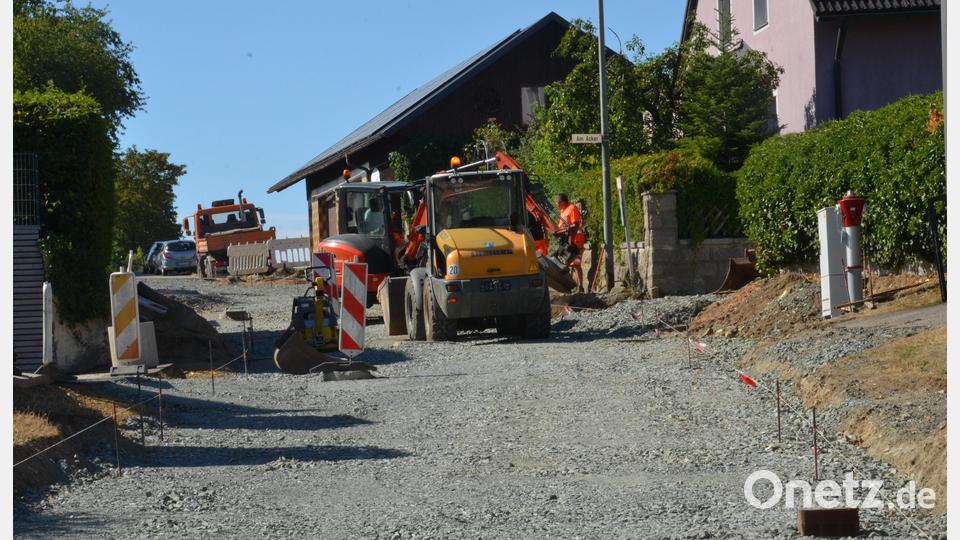 Trotz der sengenden Hitze buddeln sich die städtischen Bauhofmitarbeiter durch den Straßenzug. Bild: Elisabeth Dobmayer