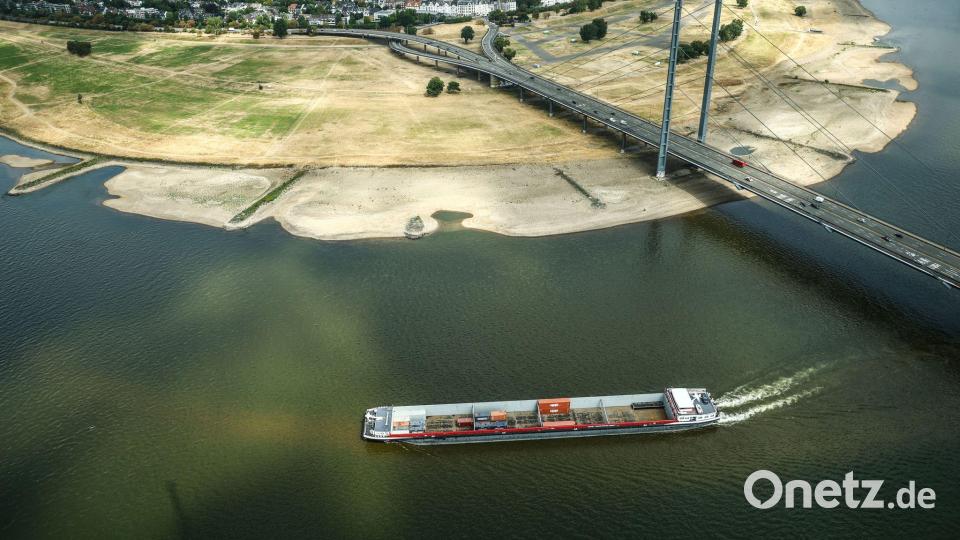 Das Niedrigwasser erschwert die Belieferung der deutschen Industrie (Archivbild) Bild: Oliver Berg/dpa