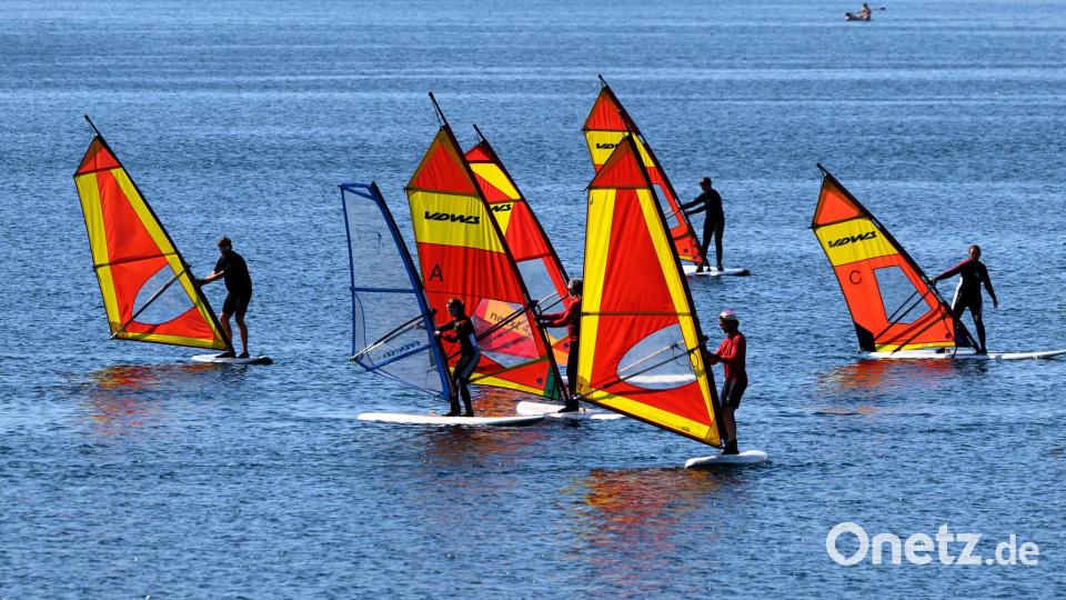 Windsurfer sind auf dem Cospudener See in Sachen unterwegs. Bild: Hendrik Schmidt/dpa