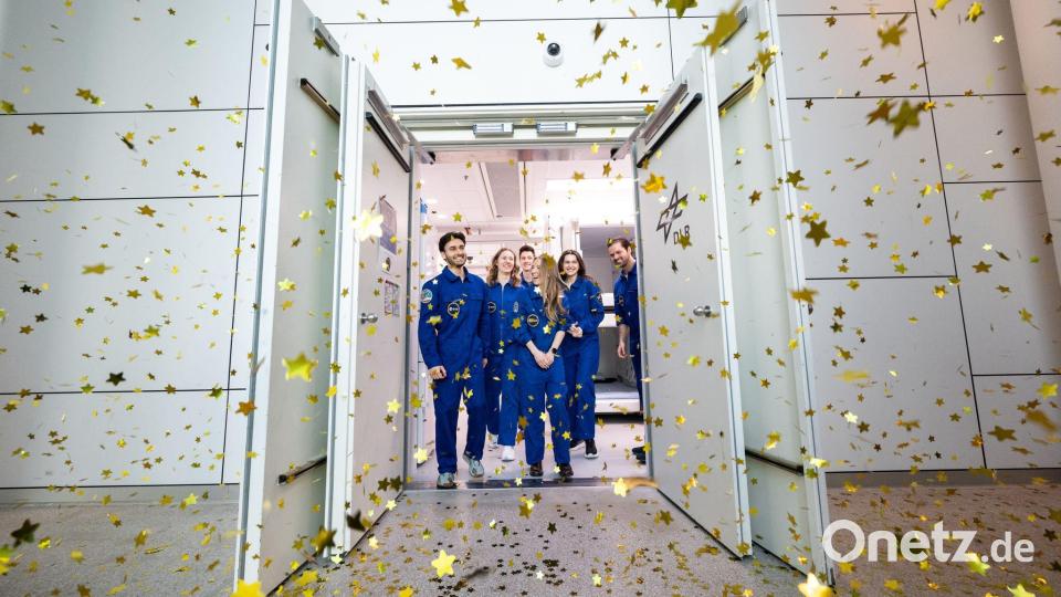 Die sechs Testpersonen verlassen nach 100 Tagen die Simulationsanlage. Bild: ---/Deutsches Zentrum für Luft- und Raumfahrt e.V. (DLR)/dpa