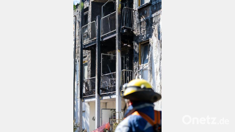 Senioren mussten eine Wohnanlage verlassen, nachdem dort ein Feuer ausgebrochen war. Bild: Pia Bayer/dpa