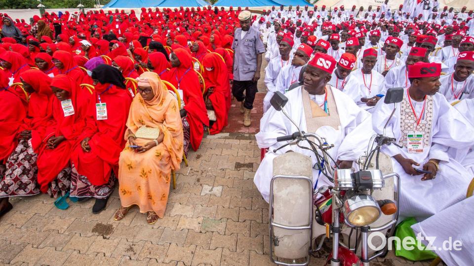 Brautpaare nehmen an einer Massenhochzeit in Nigeria teil. Bild: Sani Maikatanga/AP/dpa