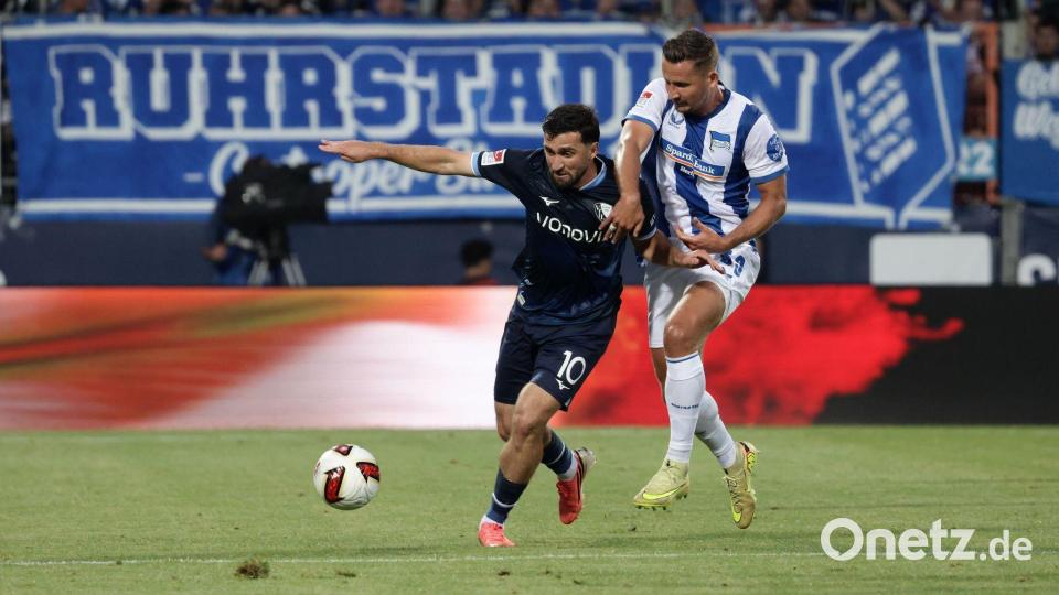 Berkan Taz (l) vom VfL Bochum im Zweikampf mit Paul Seguin von Hertha BSC. Bild: David Ebener/dpa