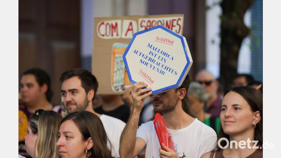 In der Kleinstadt Sóller im Westen der Insel riefen Demonstranten teils Schmährufe gegen Urlauber. Die Einheimischen sind vor allem über hohe Mieten infolge der vielen Urlaubger erbost. Bild: Tomàs Moyà/EUROPA PRESS/dpa