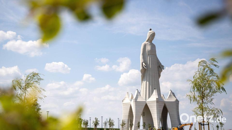 Die riesige Marienstatue im polnischen Dorf Konotopie gilt als die größte Europas. Bild: Agnieszka Bielecka/PAP/dpa