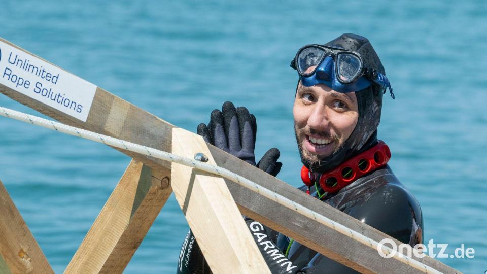 Der Apnoetaucher Minja Marinković bedankt sich nach seinem gescheiterten Rekordversuch applaudierend. Bild: Stefan Puchner/dpa