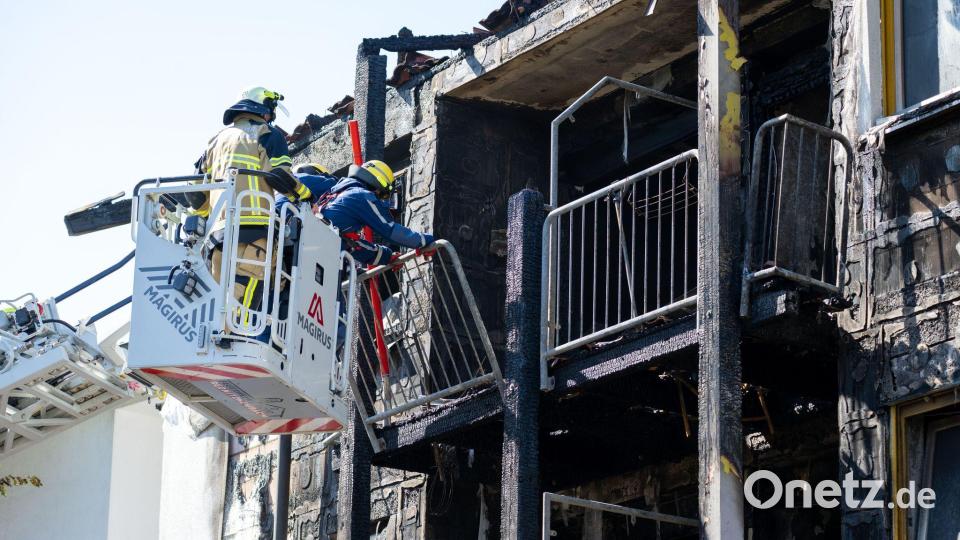 Senioren mussten eine Wohnanlage verlassen, nachdem dort ein Feuer ausgebrochen war. Bild: Pia Bayer/dpa