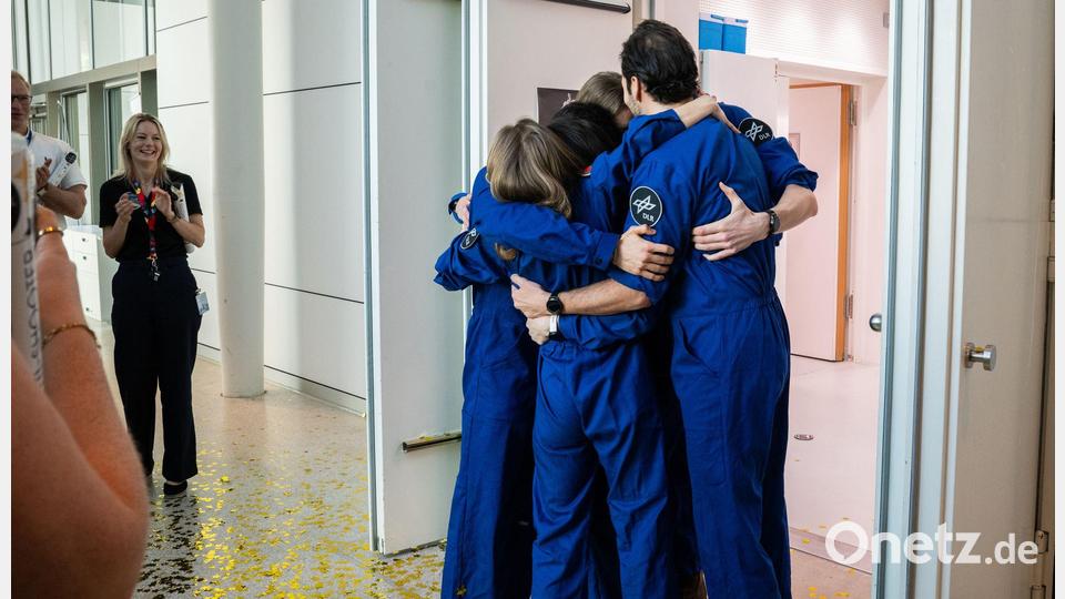 Die sechs Testpersonen beim Verlassen der Simulationsanlage Bild: ---/Deutsches Zentrum für Luft- und Raumfahrt e.V. (DLR)/dpa