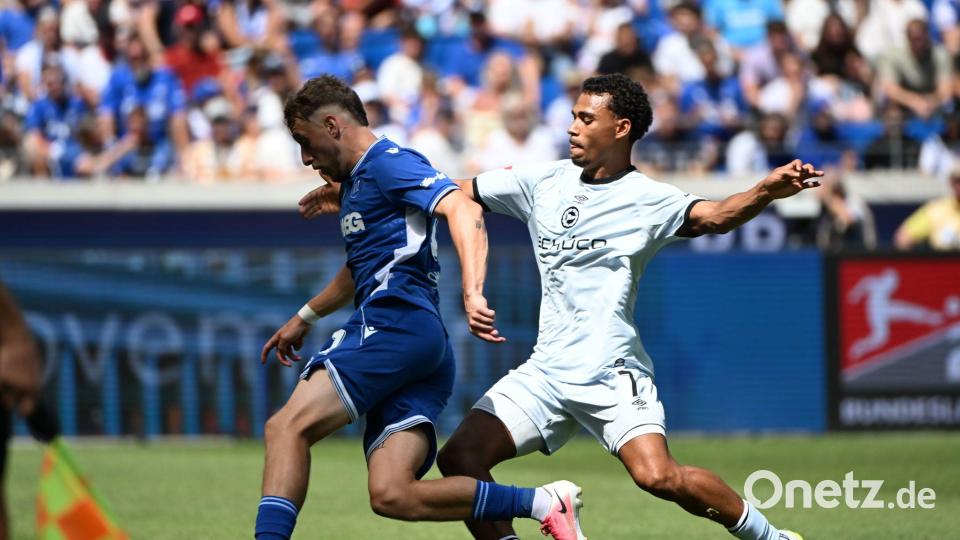 Auch mal die Linie entlang: Karlsruhes Noel Eichinger (l) im Duell mit dem Bielefelder Henri Koudossou. Bild: Uli Deck/dpa