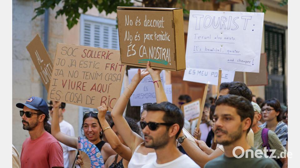 Immer wieder demonstrieren Einheimische auf der Urlauberinsel Mallorca gegen den Massentourismus. Bild: Tomàs Moyà/EUROPA PRESS/dpa