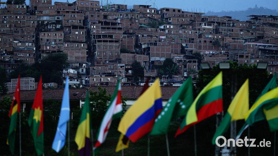Das Viertel Alto Napoles überragt das Pichincha-Bataillon, während Kolumbiens neuer Präsident Abelardo de la Espriella (nicht im Bild) nach seiner Vereidigung eine Rede hält. Bild: Ivan Valencia/AP/dpa