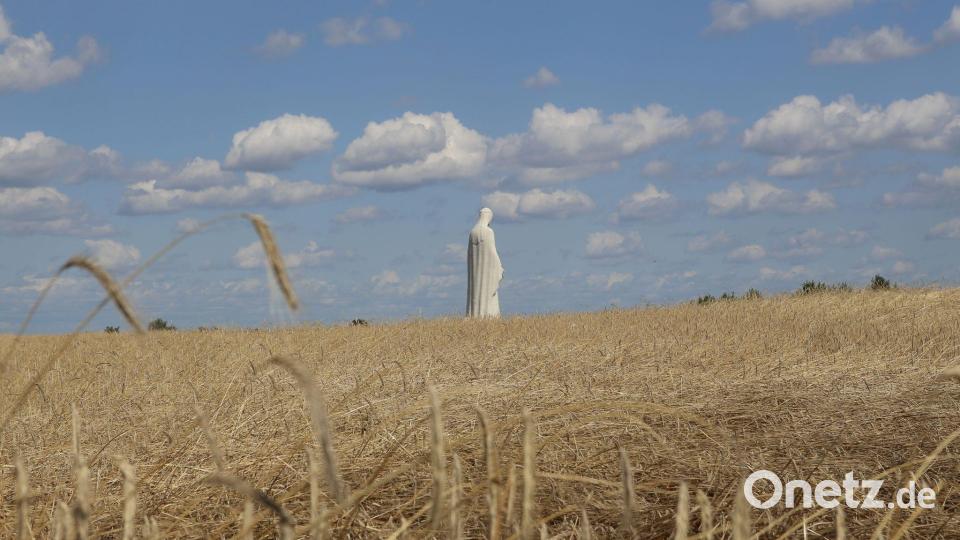 Die Marienfigur ist zwischen Kornfeldern von weitem zu sehen. Bild: Doris Heimann/dpa