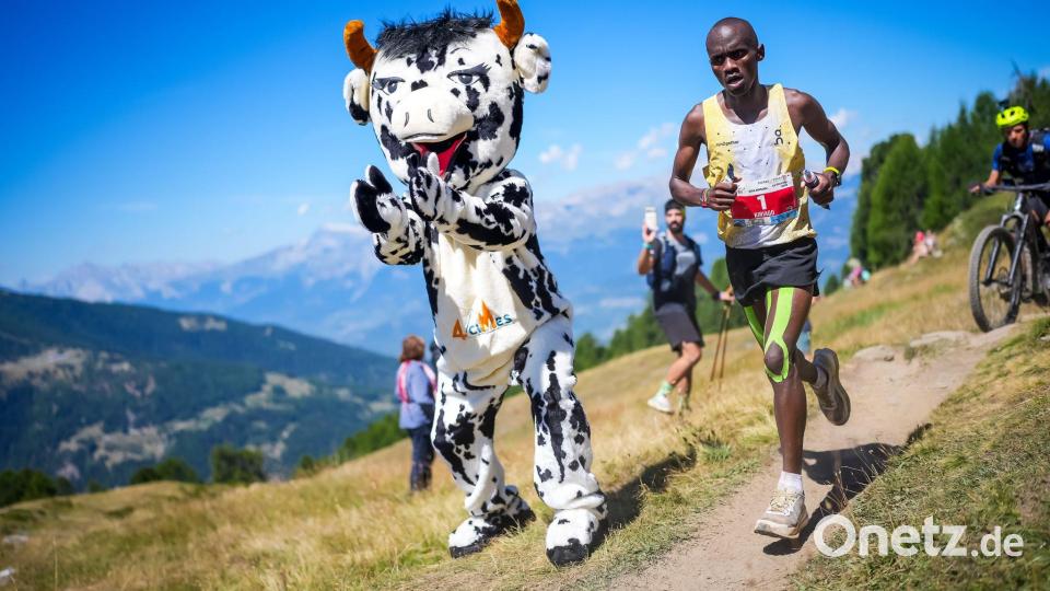 Philemon Ombogo Kiriago beim 53. Sierre-Zinal-Berglauf: Fan in Kuh-Kostüm sorgt für tierische Unterstützung Bild: Maxime Schmid/KEYSTONE/dpa