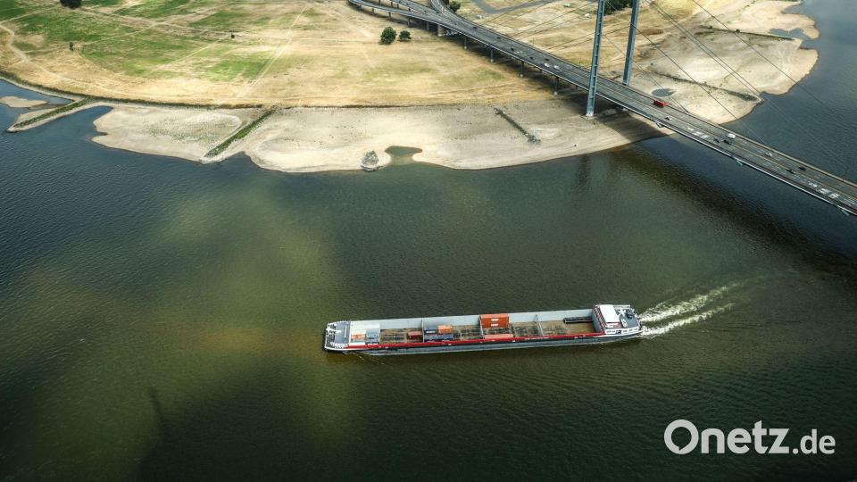 Niedrigwasser in Düsseldorf. Wenn wenig Wasser im Rhein fließt, können die Binnenschiffe auch weniger Ladung transportieren. Bild: Oliver Berg/dpa
