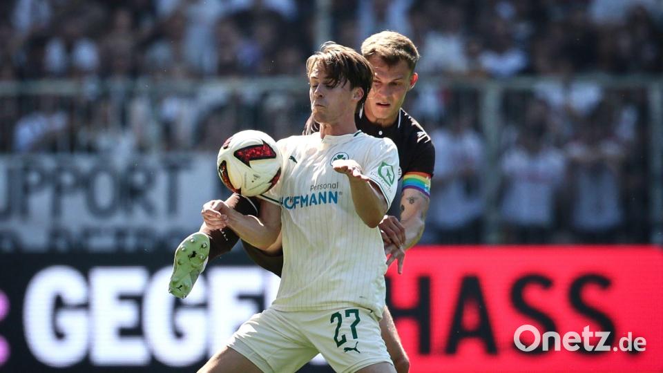 Duell auf dem Kiez: Luca Itter schirmt den Ball gegen St. Paulis David Nemeth ab. Bild: Christian Charisius/dpa