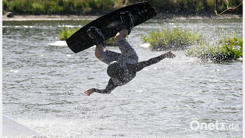 Mit Tempo übers Wasser: Mann auf Wakeboard-Anlage unterwegs Bild: Roberto Pfeil/dpa