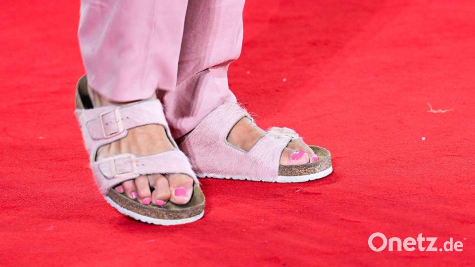 Filmstar Jason Momoa trägt auf dem roten Teppich in Venedig Sandalen ohne Socken. (Archivbild) Bild: Manuele Mangiarotti/IPA via ZUMA Press/dpa