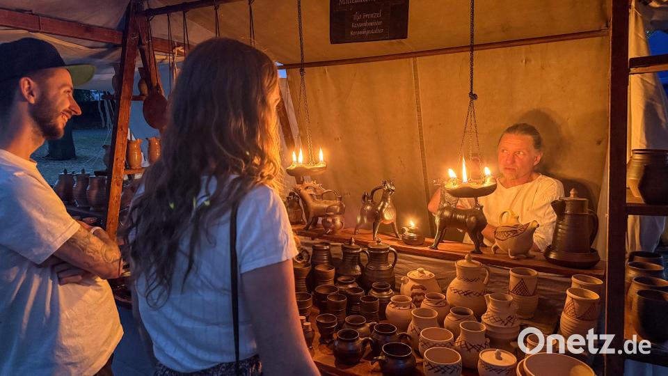 Cantus Ferrum feiert alle zwei Jahre sein Brunnenfest am Maxplatz in Amberg. Bild: Petra Hartl