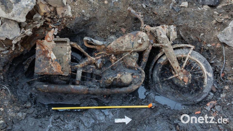 Das Niedrigwasser der Donau legte ein Motorrad aus dem Zweiten Weltkrieg frei - sowie die sterblichen Überreste zweier Wehrmachtssoldaten. Bild: Gabor-Kohlrusz/Volksbunds Deutsche Kriegsgräberfürsorge/dpa