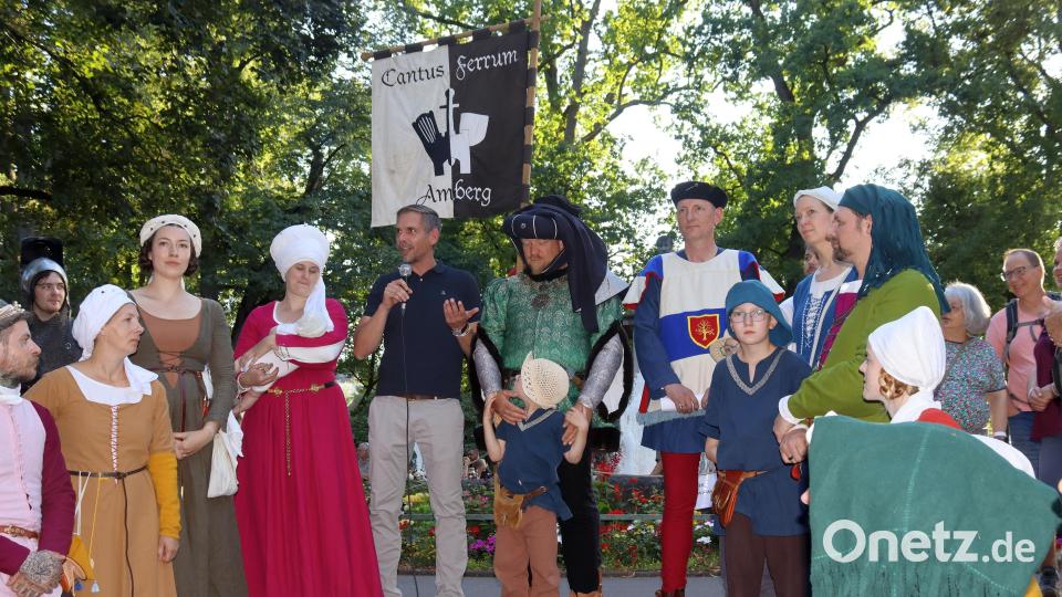 An der Seite des erhabenen Schultheiß (Oberbürgermeister) Michael Fritz hieß Ritter Jörg von Leuchtenberg (Jörg Pickelmann) die historisch Gewandeten willkommen. Bild: Heidi Franitza