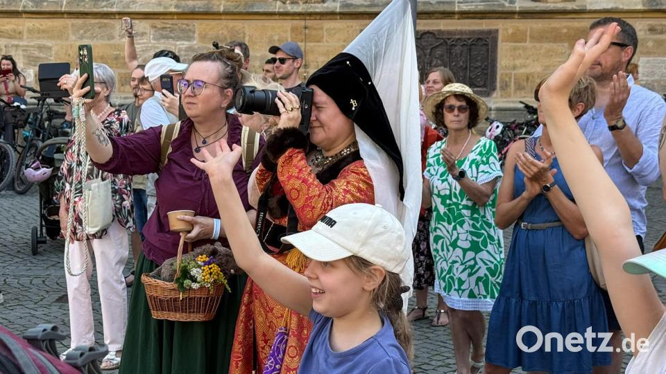 Cantus Ferrum feiert alle zwei Jahre sein Brunnenfest am Maxplatz in Amberg. Historischer Umzug vom Malteserplatz zum Marktplatz. Bild: Petra Hartl
