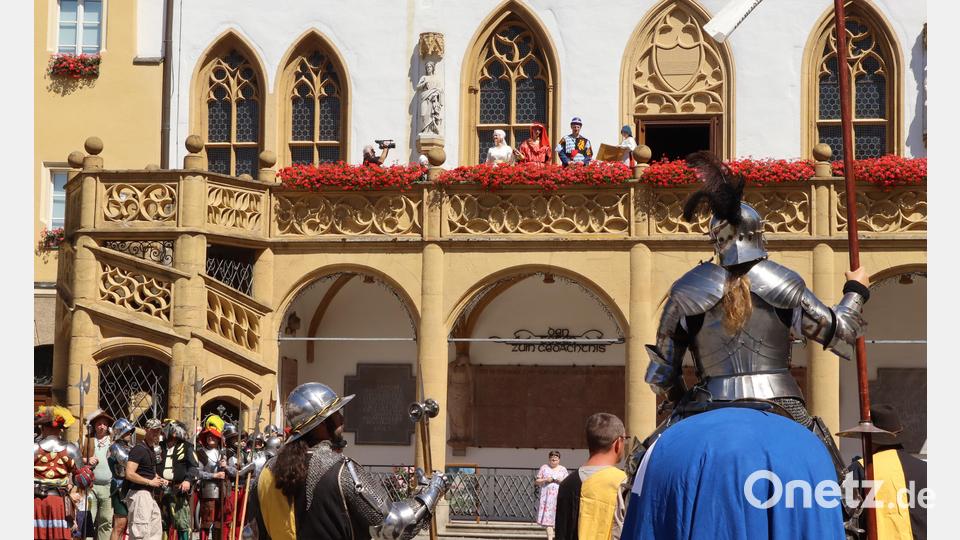 Vom Balkon des Rathauses verkündete der Herold die Eheschließung. Bild: Heidi Franitza