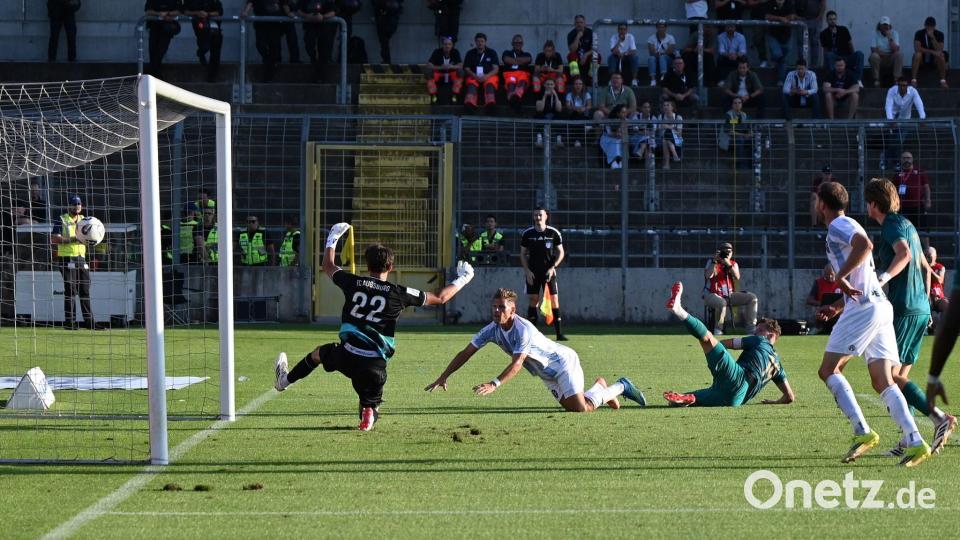 Florian Niederlechner trifft per Kopf zum 2:0. Bild: Florian Diettrich/dpa