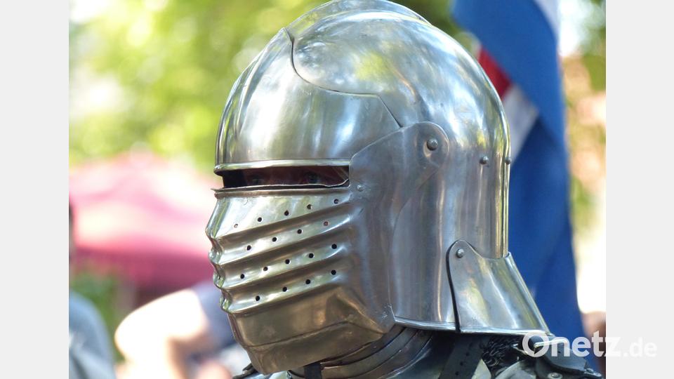 Jeder Helm einer Rüstung ist ein handwerkliches Kunstwerk. Bild: Heidi Franitza