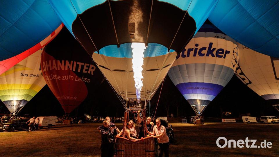 Abendliches Ballonglühen im Rahmen der 54. Montgolfiade am Lohwall in Warendorf. Bild: David Ebener/dpa