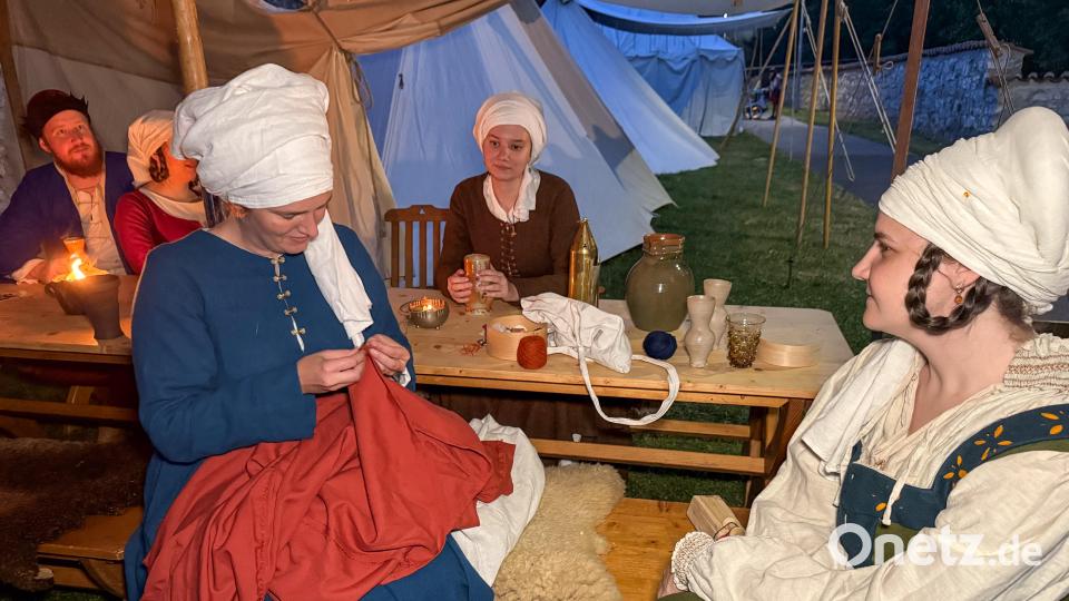 Cantus Ferrum feiert alle zwei Jahre sein Brunnenfest am Maxplatz in Amberg. Bild: Petra Hartl