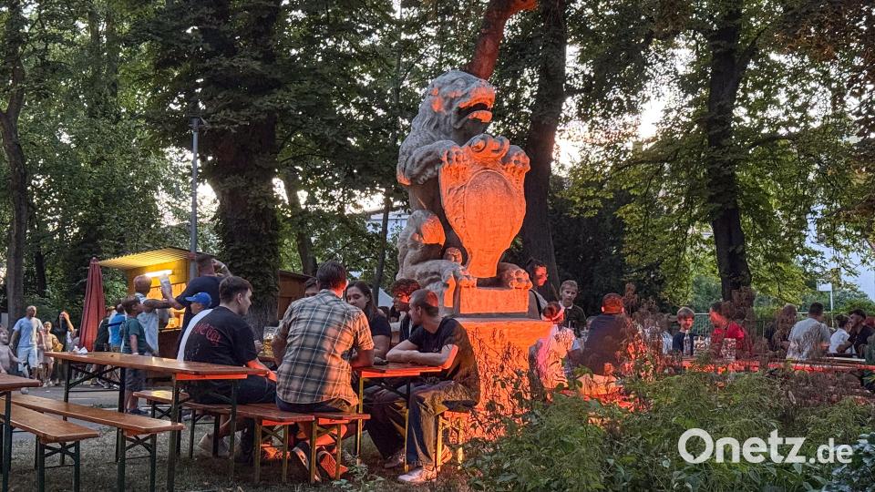 Cantus Ferrum feiert alle zwei Jahre sein Brunnenfest am Maxplatz in Amberg. Bild: Petra Hartl