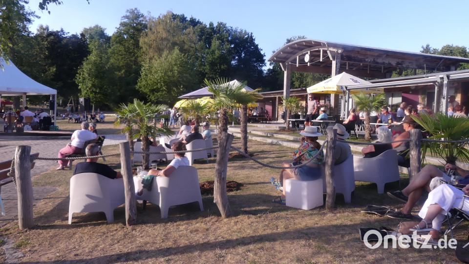 Der Rußweiher in Eschenbach lockte bei der Serenade mit "Stodtbergsait `n" mit mediterranem Flair Musikfreunde aus einem weiten Umkreis an. Bild: Walther Hermann
