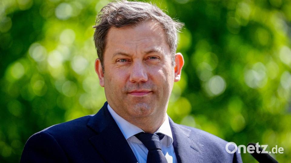 Finanzminister Lars Klingbeil (SPD) will die Freibeträge für steuerpflichtige Vereine deutlich senken. (Archivbild) Bild: Kay Nietfeld/dpa